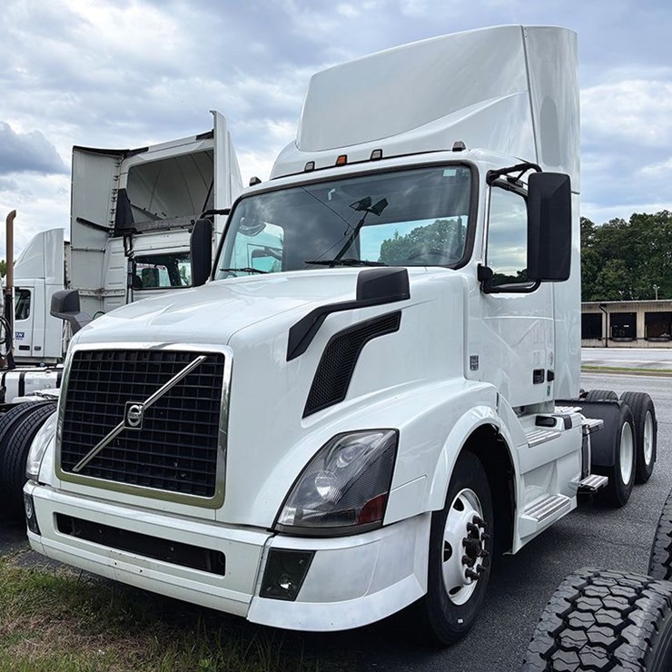 2017 VOLVO VNL300