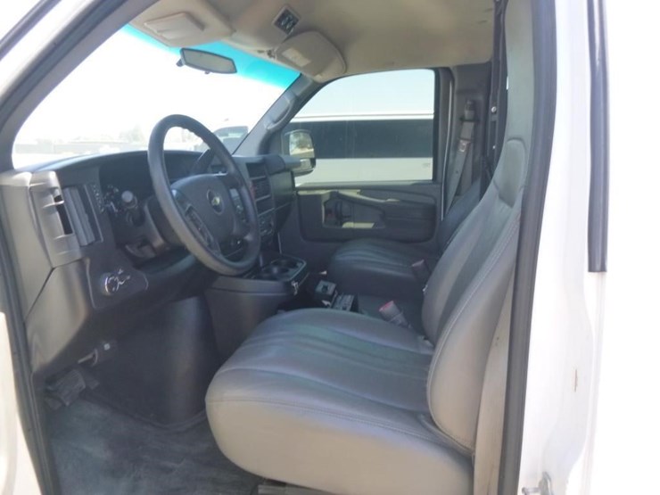 2013-chevrolet-3500-image-8