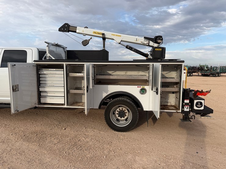 2024-ram-5500-crew-cab-mechanics-truck,-4x4-image-9