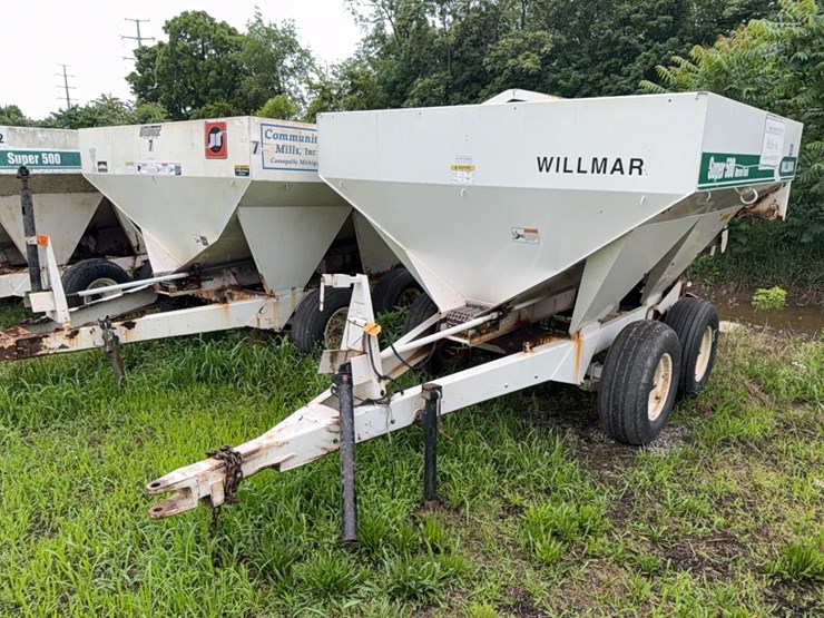 wilmar-pull-type-dry-fert.-spreader-image-1