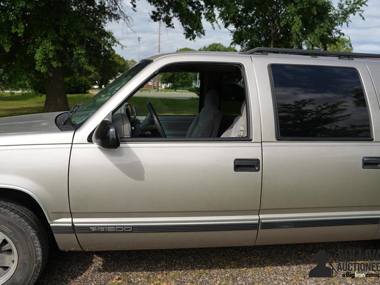 1999-gmc-suburban-image-13