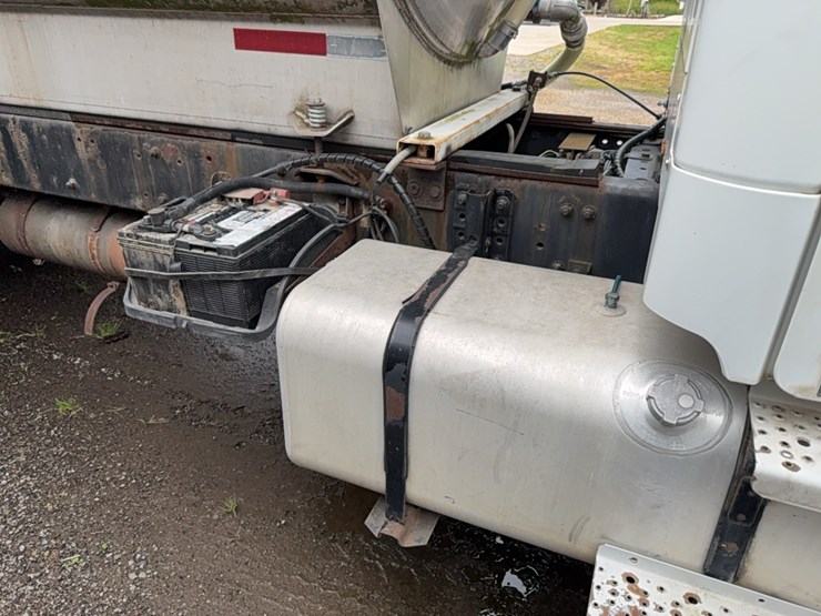 2004-freightliner-liquid-tender-truck-image-10
