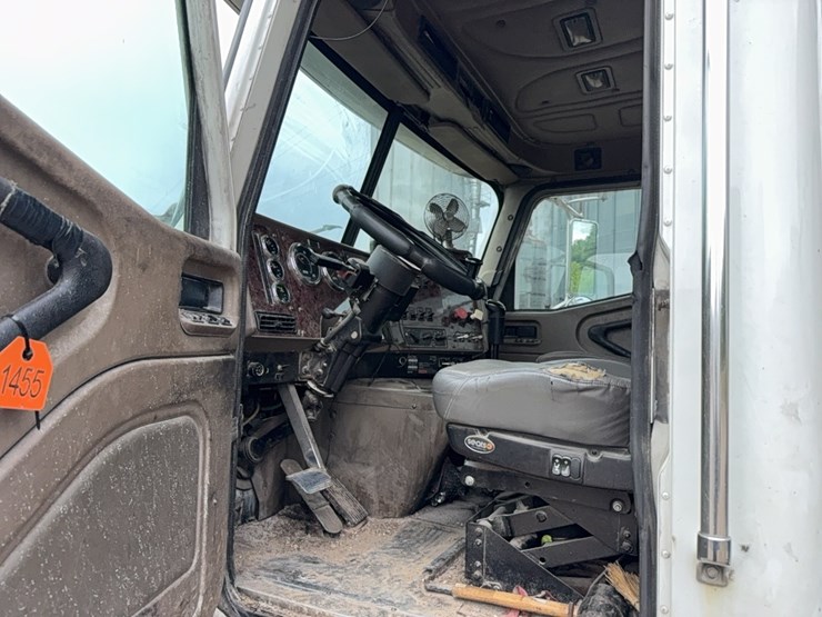 2011-ih-9200-pro-star-semi-tractor-image-28