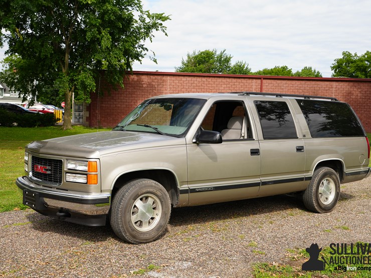 1999-gmc-suburban-image-1