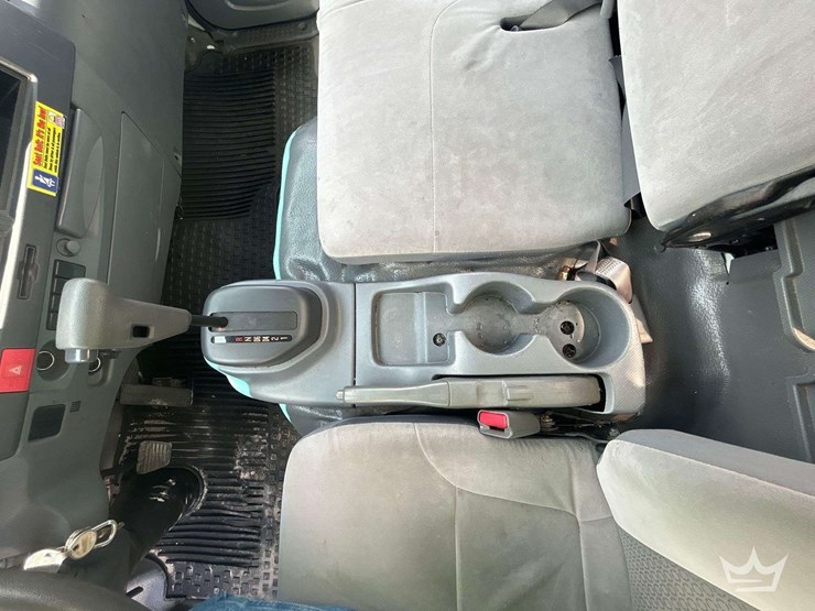 2017-isuzu-npr-image-26