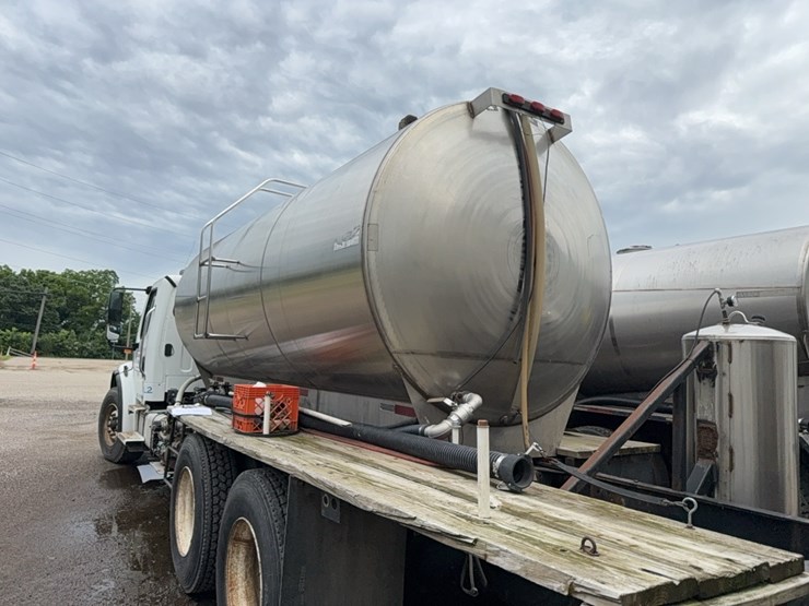 2004-freightliner-liquid-tender-truck-image-18