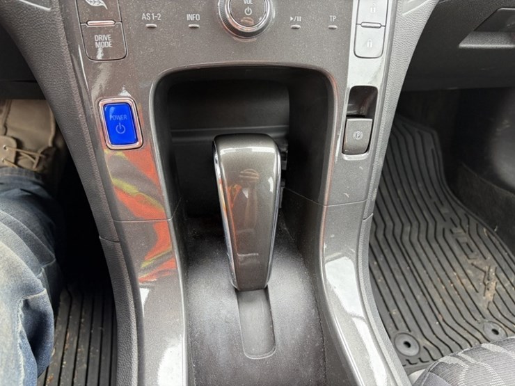 2015-chevrolet-volt-hybrid-sedan-image-29
