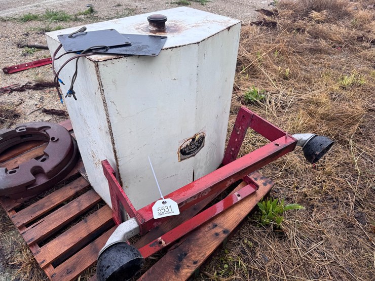 #5531-•-ih-front-fuel-tank-with-brackets-and-headlight-covers-image-1