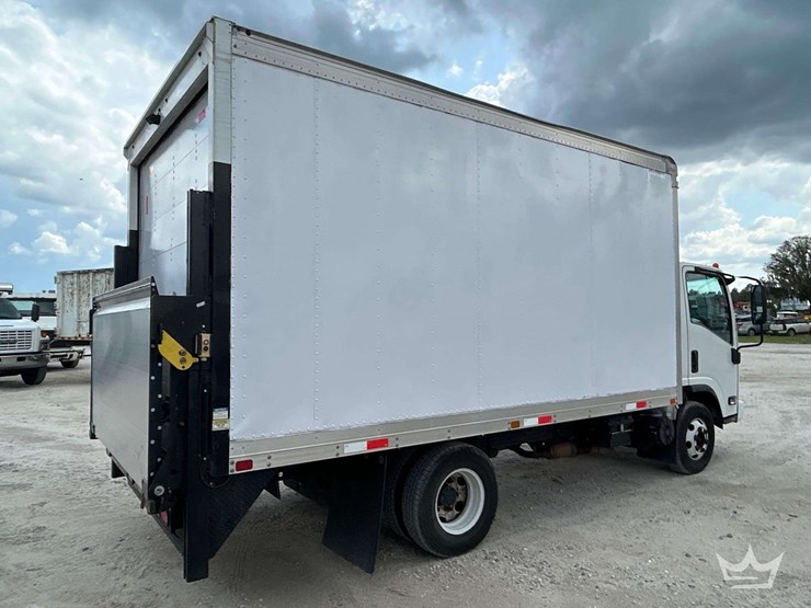 2017-isuzu-npr-image-36