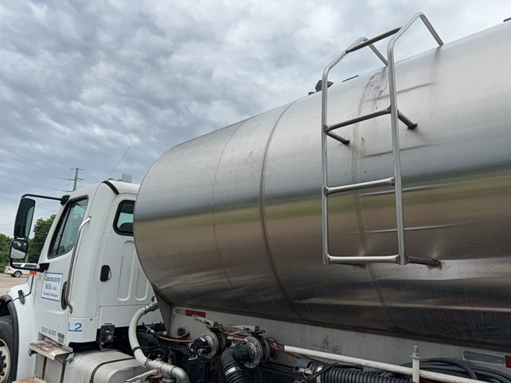2004-freightliner-liquid-tender-truck-image-21