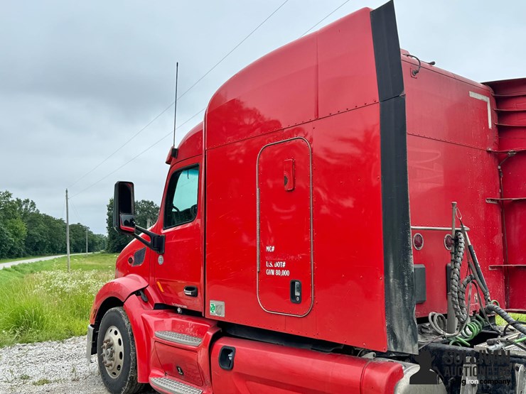 2013-peterbilt-579-image-17