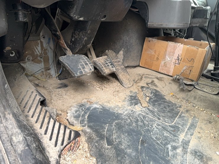 2007-freightliner-bulk-feed-truck-image-35