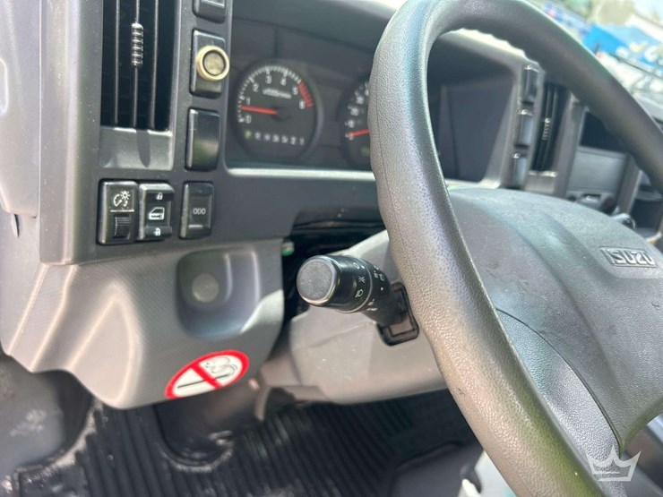 2017-isuzu-npr-image-24