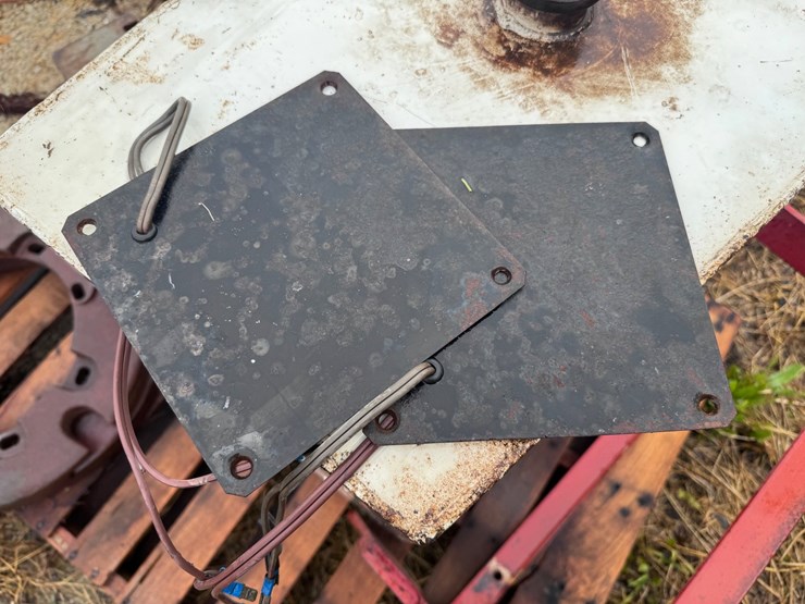 #5531-•-ih-front-fuel-tank-with-brackets-and-headlight-covers-image-4