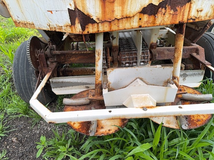 wilmar-pull-type-dry-fert.-spreader-image-7