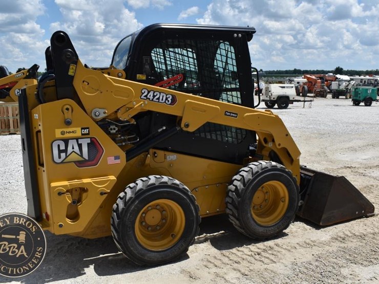 2023-caterpillar-242d3-image-14