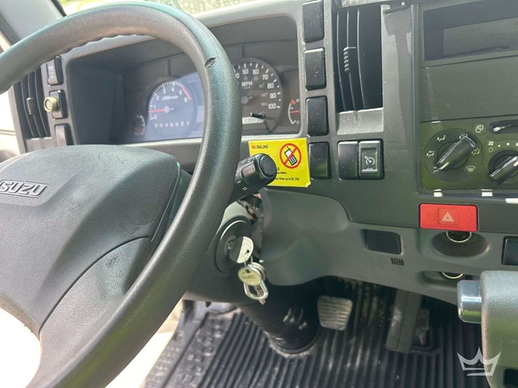 2017-isuzu-npr-image-23