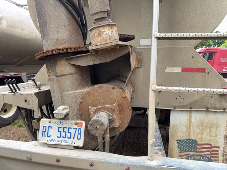 2010-kenworth-bulk-feed-truck-image-18
