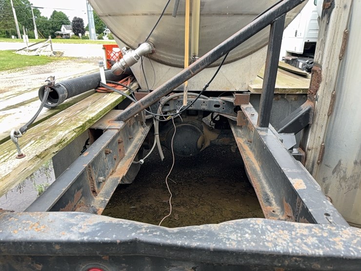 2004-freightliner-liquid-tender-truck-image-17