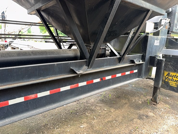 2010-behnke-b&b-dry-fert-trailer-image-18