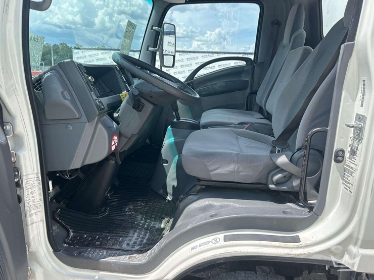 2017-isuzu-npr-image-21