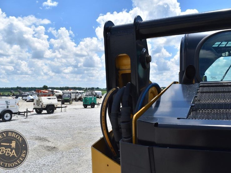 2023-caterpillar-242d3-image-24