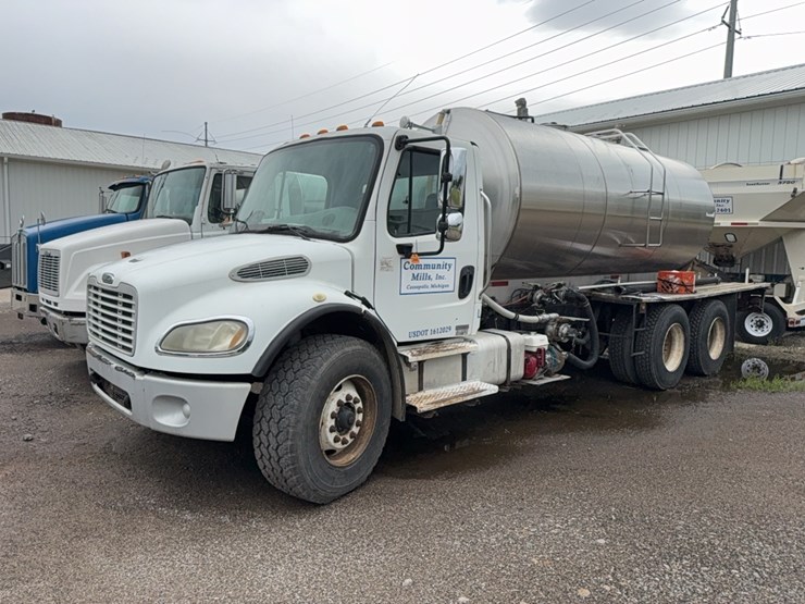 2004-freightliner-liquid-tender-truck-image-1