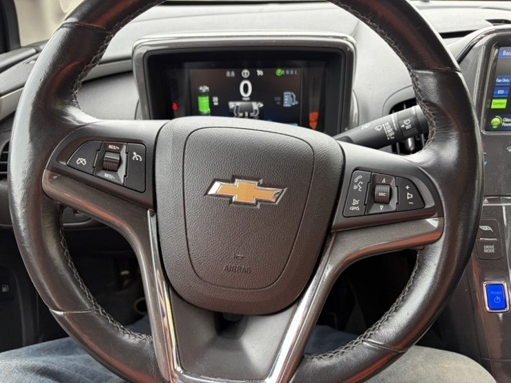2015-chevrolet-volt-hybrid-sedan-image-27