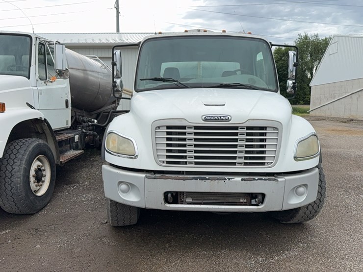 2004-freightliner-liquid-tender-truck-image-3