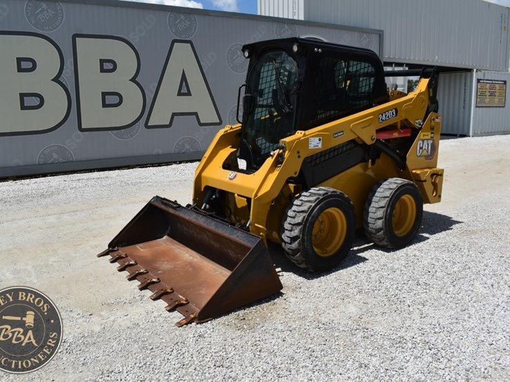2023-caterpillar-242d3-image-10
