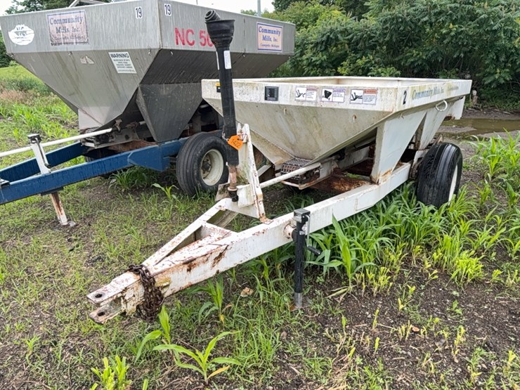 wilmar-pull-type-dry-fert.-spreader-image-1