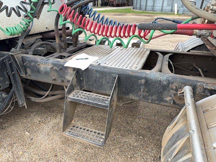 2011-ih-9200-pro-star-semi-tractor-image-8