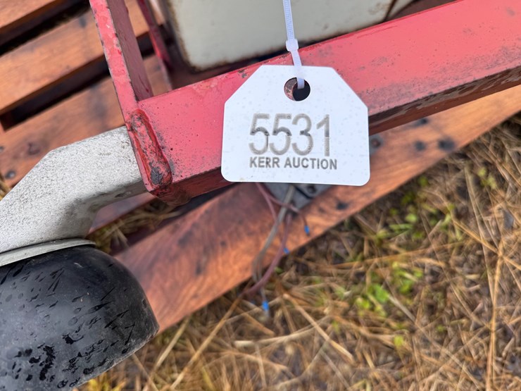 #5531-•-ih-front-fuel-tank-with-brackets-and-headlight-covers-image-9