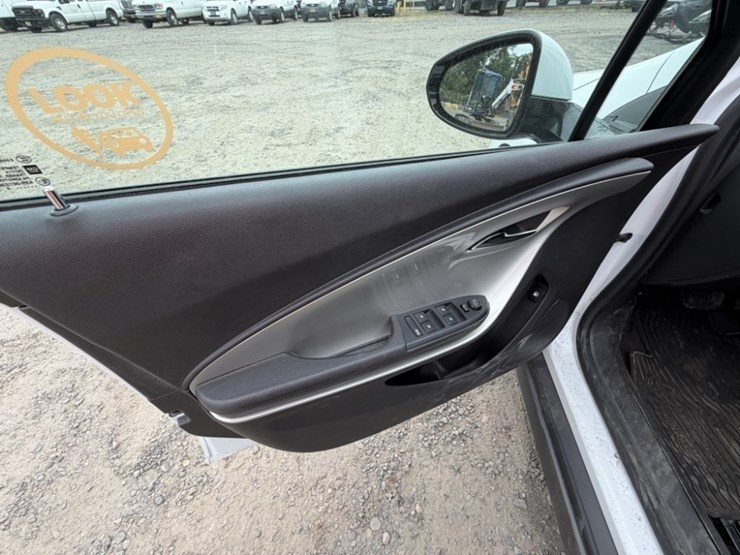 2015-chevrolet-volt-hybrid-sedan-image-23