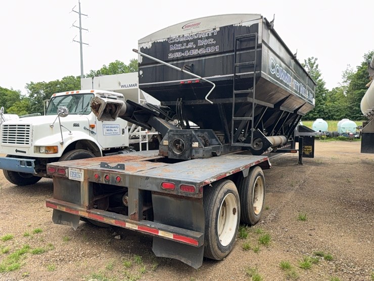 2010-behnke-b&b-dry-fert-trailer-image-12