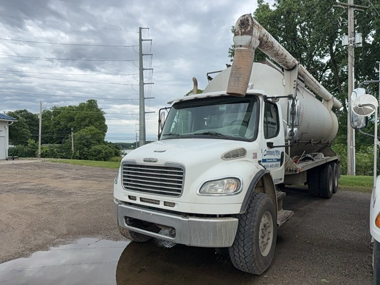 2007-freightliner-bulk-feed-truck-image-2