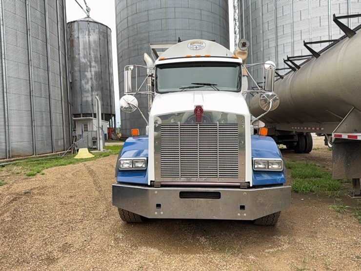 2010-kenworth-bulk-feed-truck-image-2