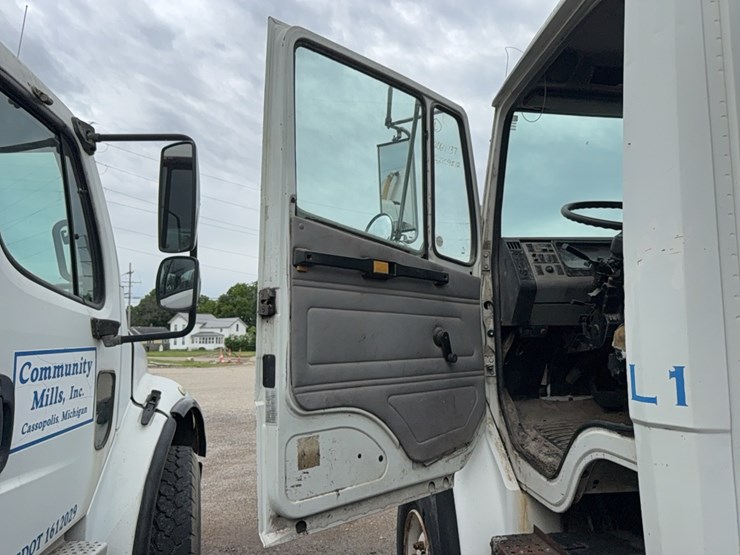 2011-freightliner-liquid-tender-truck-image-25