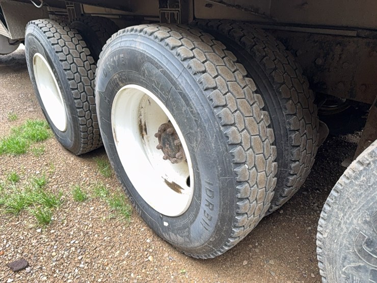 2010-kenworth-bulk-feed-truck-image-23