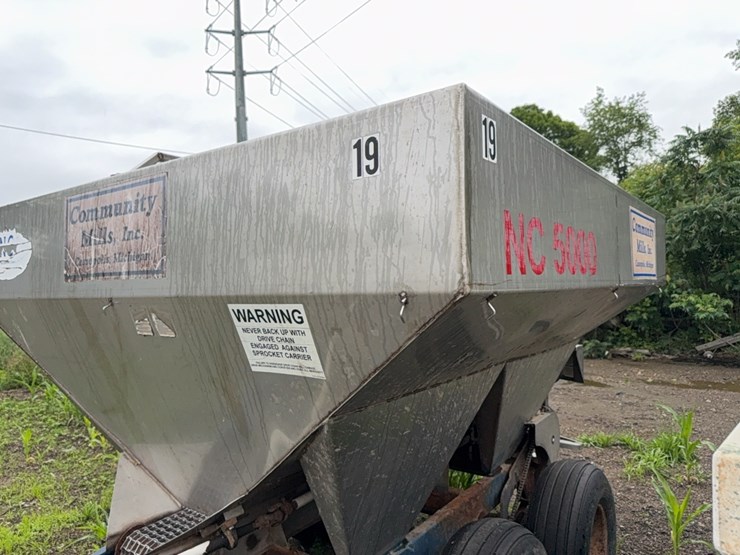 wilmar-pull-type-dry-fert.-spreader-image-2