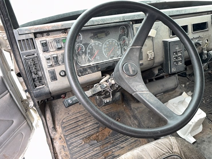 2011-freightliner-liquid-tender-truck-image-28