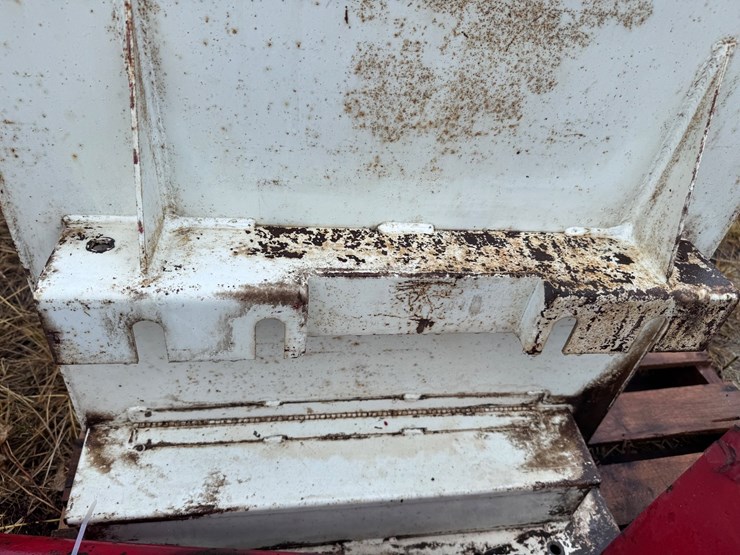 #5531-•-ih-front-fuel-tank-with-brackets-and-headlight-covers-image-6