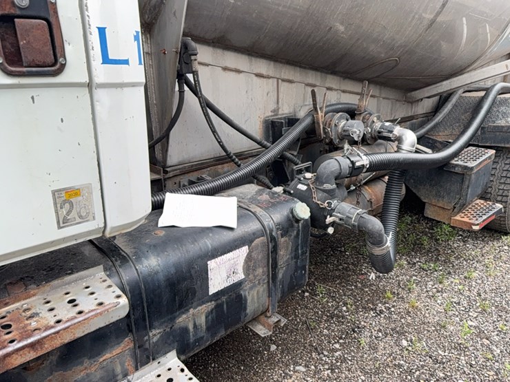 2011-freightliner-liquid-tender-truck-image-8