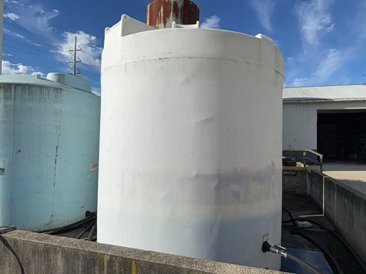 nucleus-10,000-gal-poly-tank-image-2