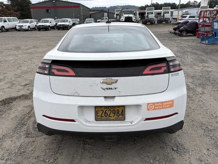 2015-chevrolet-volt-hybrid-sedan-image-5