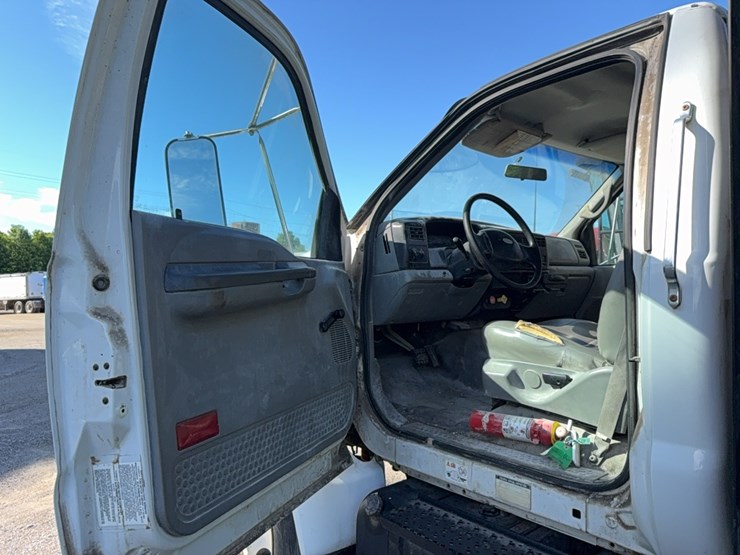2005-ford-f750-image-25