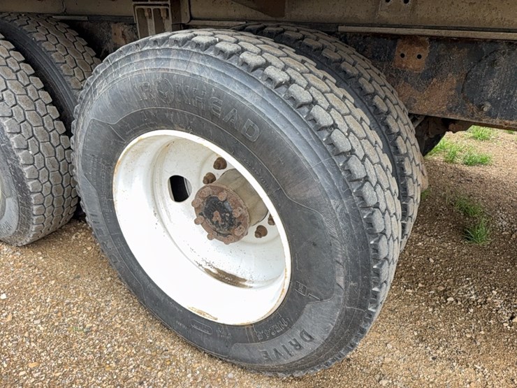 2010-kenworth-bulk-feed-truck-image-17