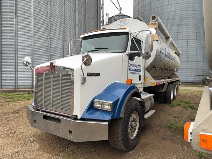 2010-kenworth-bulk-feed-truck-image-3