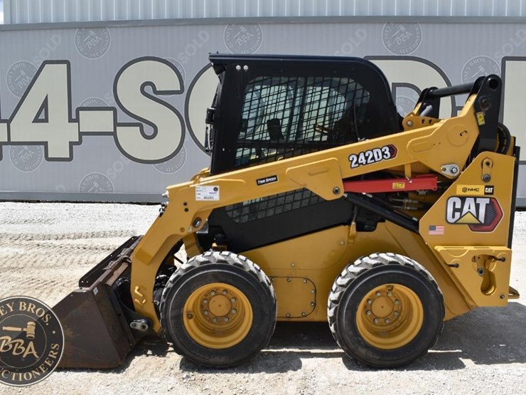 2023-caterpillar-242d3-image-2