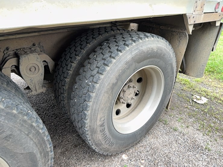 2007-freightliner-bulk-feed-truck-image-16